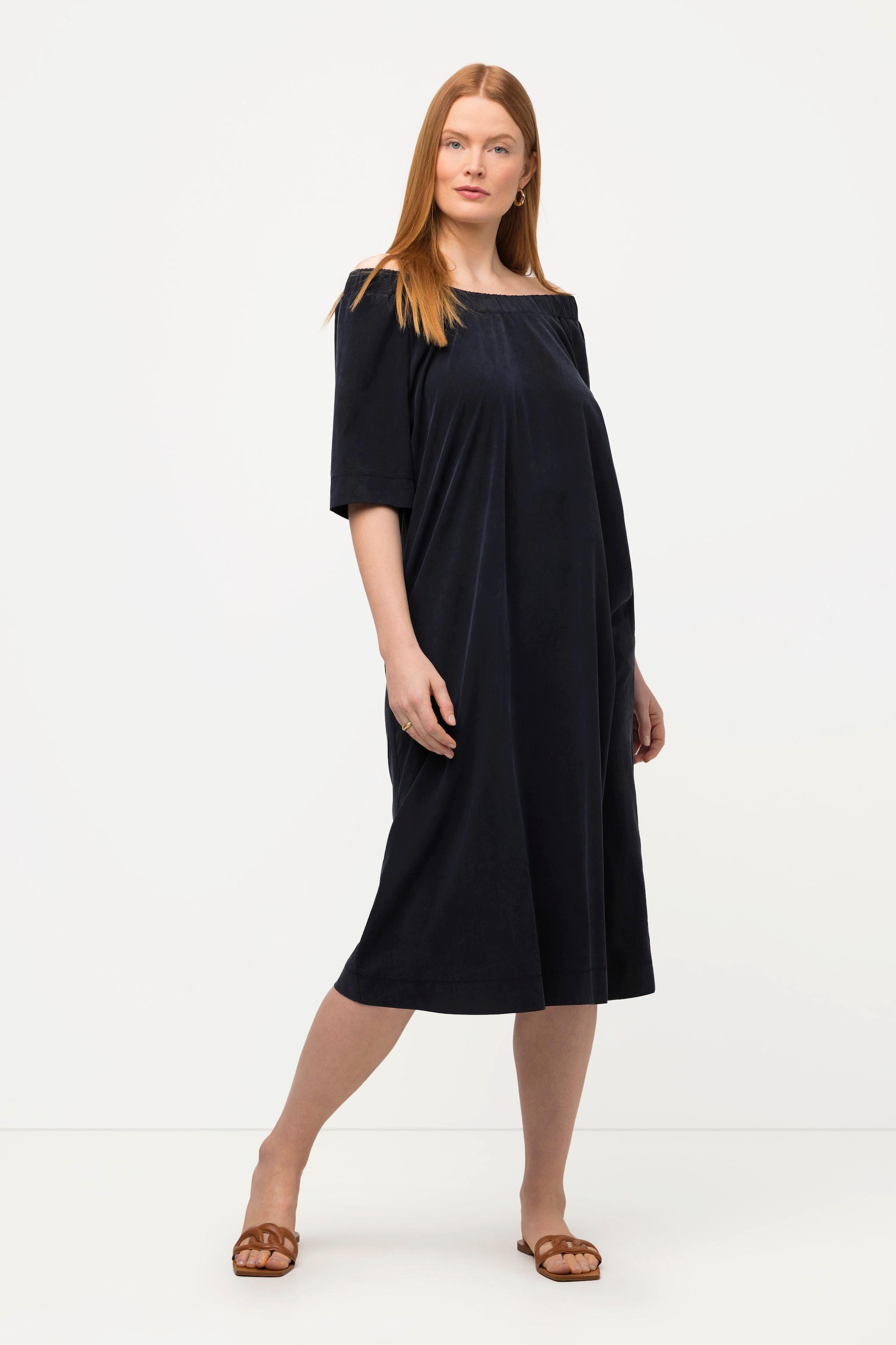 Ulla Popken  Robe midi en modal. Manches courtes et décolleté Carmen. Silhouette en A. 