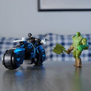 Spin Master  DC Comics , set Batman vs. Swamp Thing Armory Attack Batcycle, action figure di Batman corazzato e Swamp Thing con accessori, giocattoli per bambini e bambine dai 3 anni in su 