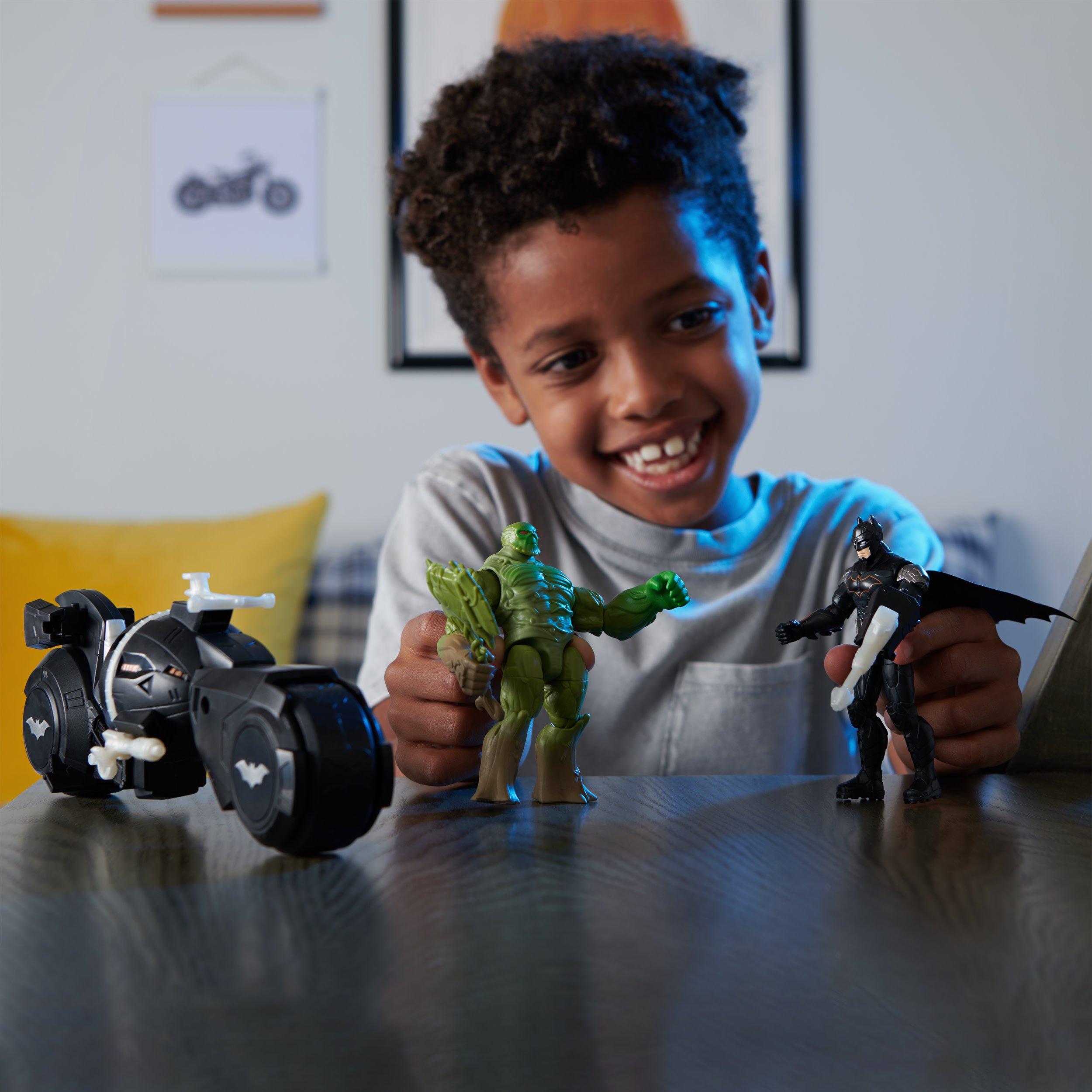 Spin Master  DC Comics , set Batman vs. Swamp Thing Armory Attack Batcycle, action figure di Batman corazzato e Swamp Thing con accessori, giocattoli per bambini e bambine dai 3 anni in su 