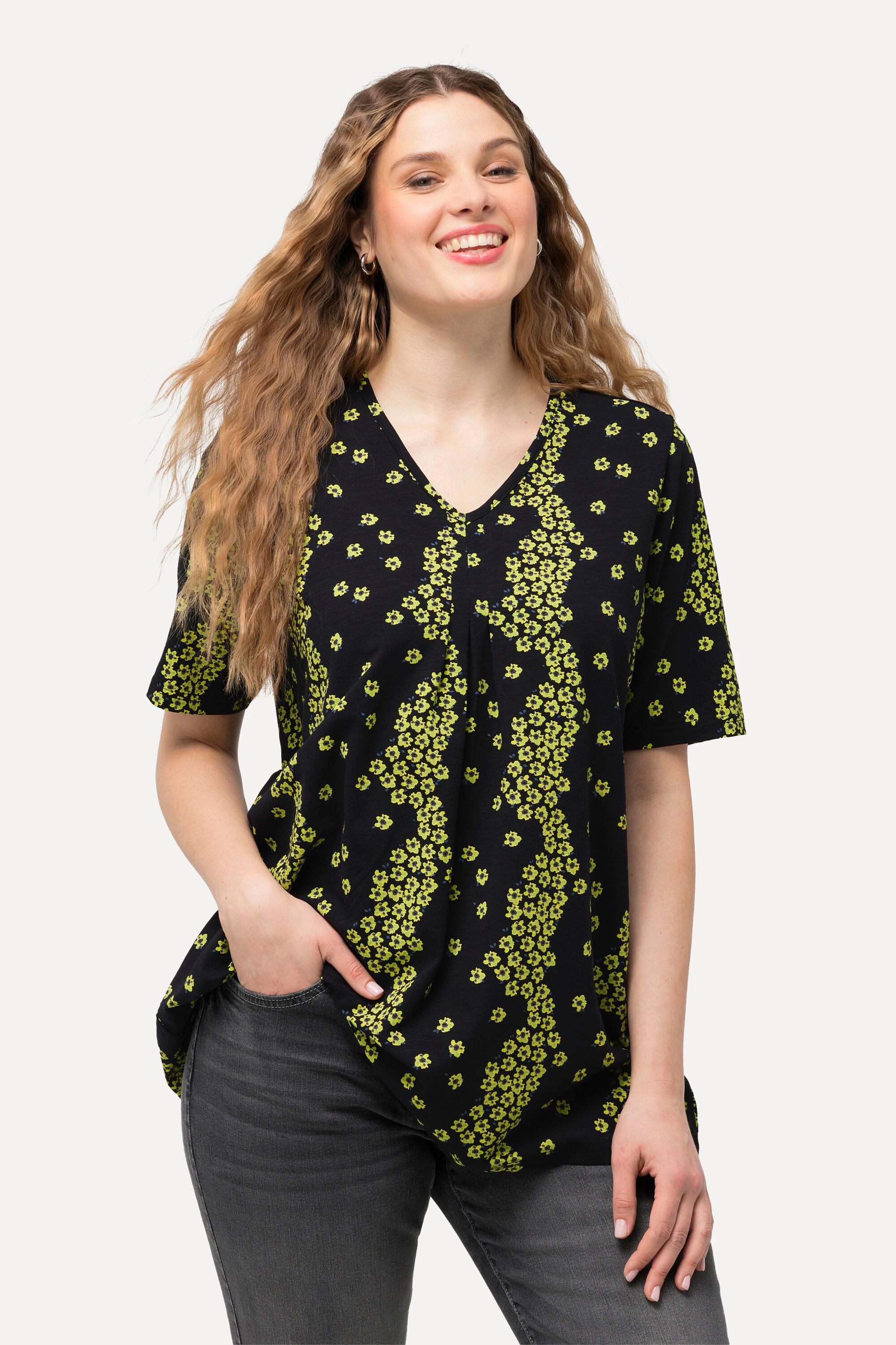 Ulla Popken  T-shirt a fiori con pieghe decorative, scollatura a V e mezze maniche 