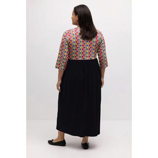 Ulla Popken  Robe midi, imprimé petits cœurs. Jupe unie. Décolleté en V, manches 3/4. 