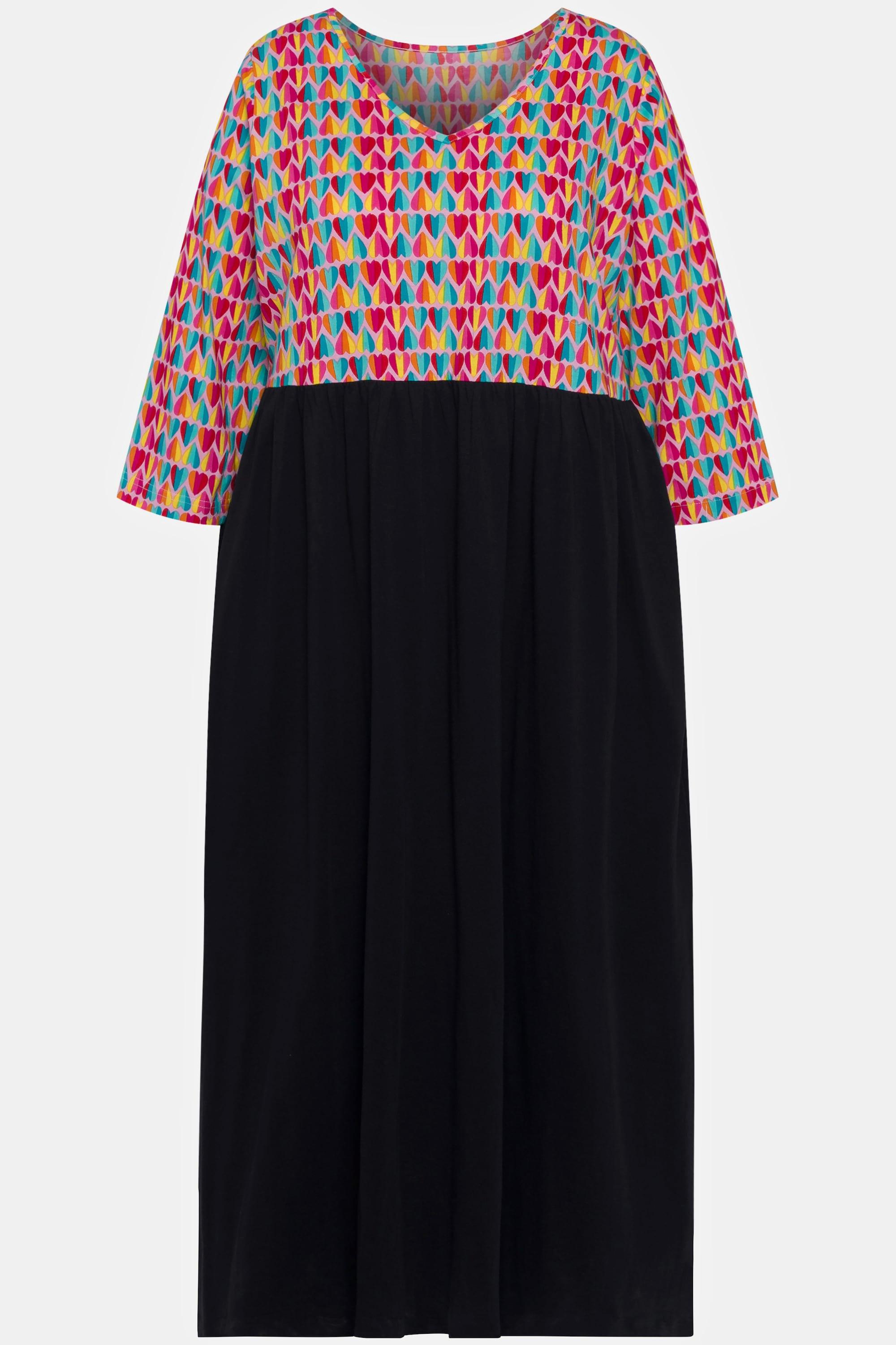 Ulla Popken  Robe midi, imprimé petits cœurs. Jupe unie. Décolleté en V, manches 3/4. 