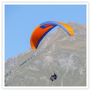 Smartbox  Suggestivo volo in parapendio biposto sopra il massiccio Les Diablerets - Cofanetto regalo 