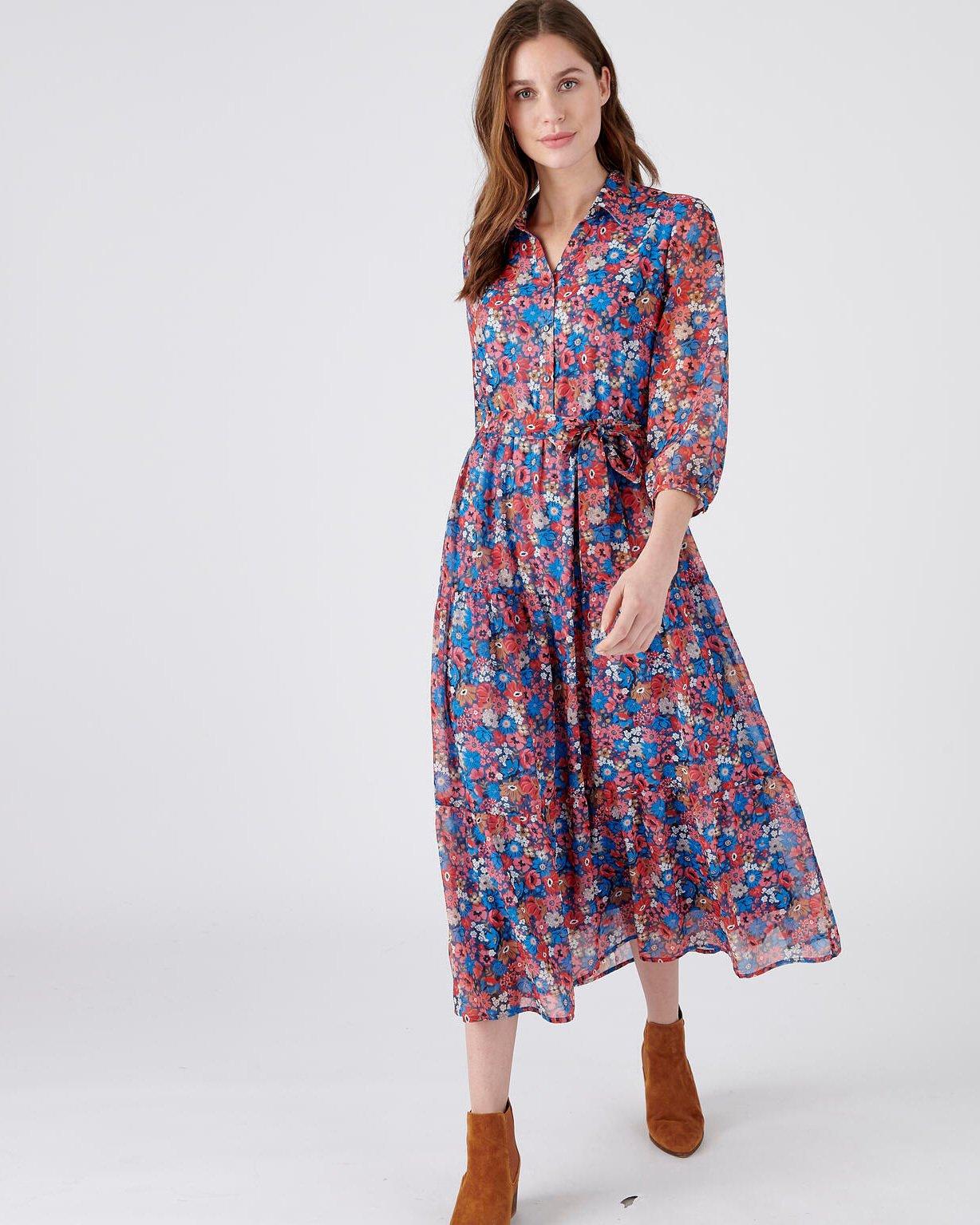 Damart  Robe longue fleurie en voile aérien et vaporeux. 