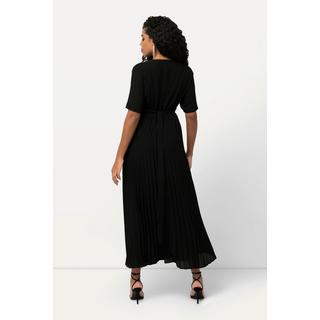 Ulla Popken  Robe maxi plissée avec manches courtes. Décolleté en V, esprit cache-cœur 