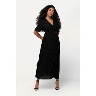 Ulla Popken  Robe maxi plissée avec manches courtes. Décolleté en V, esprit cache-cœur 