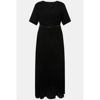 Ulla Popken  Robe maxi plissée avec manches courtes. Décolleté en V, esprit cache-cœur 