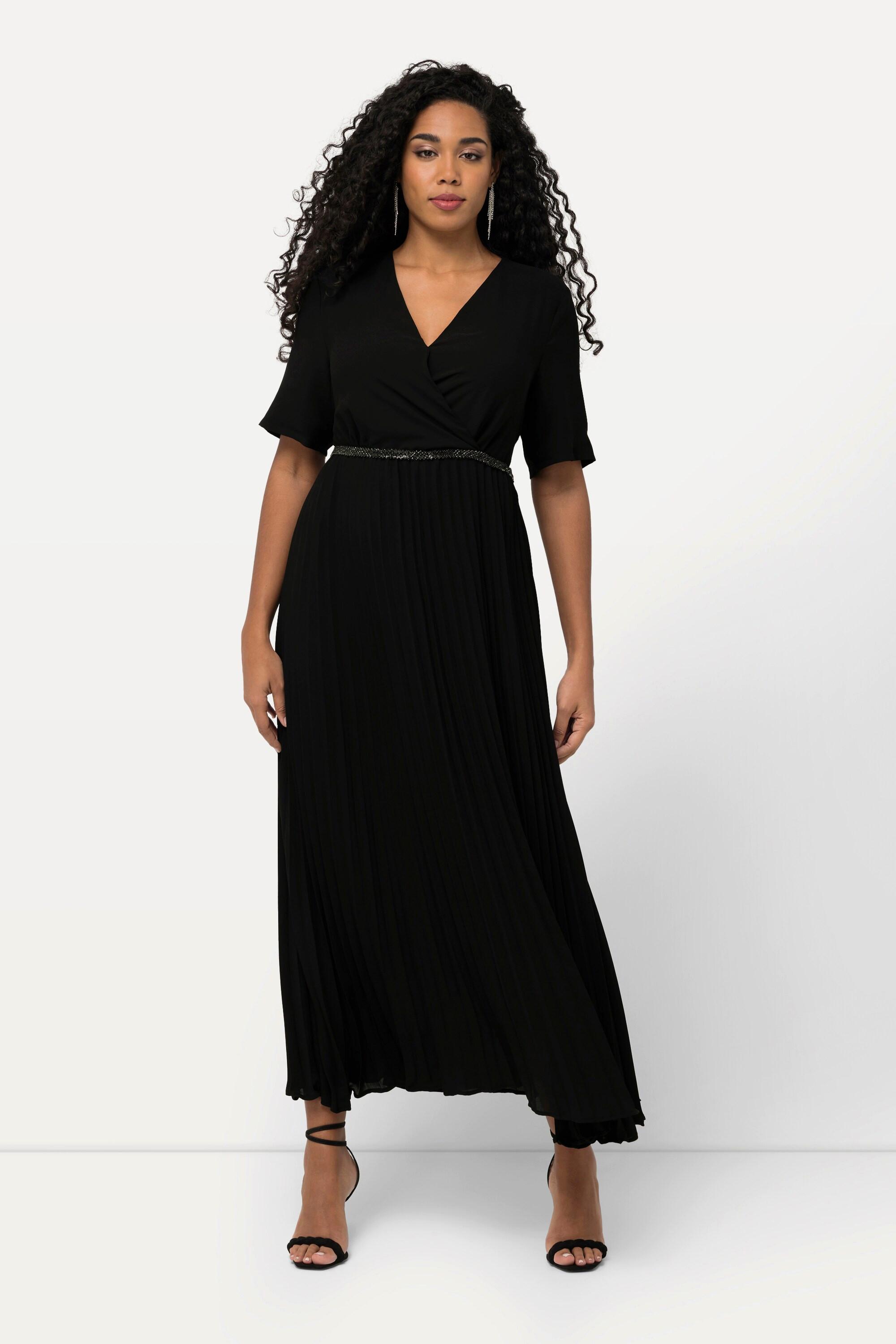 Ulla Popken  Robe maxi plissée avec manches courtes. Décolleté en V, esprit cache-cœur 