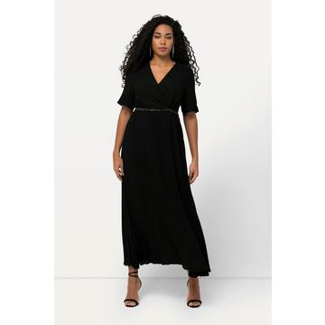 Robe maxi plissée avec manches courtes. Décolleté en V, esprit cache-cœur