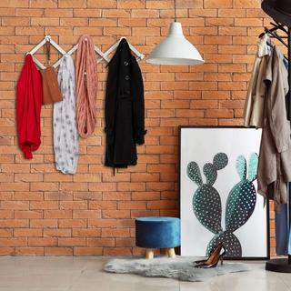 Northix Einziehbarer Wandgarderobenhalter aus Holz  