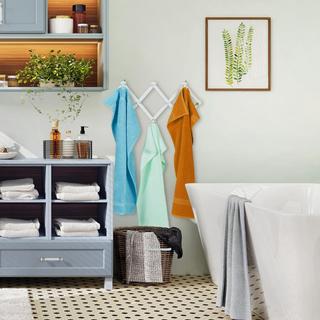 Northix Einziehbarer Wandgarderobenhalter aus Holz  