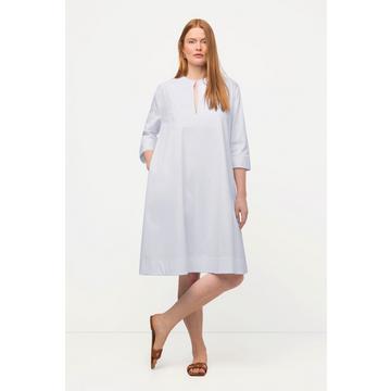 Robe avec poches. Silhouette en A. Col tunisien et manches 3/4.