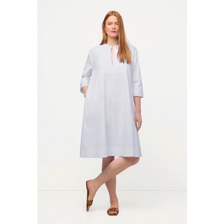 Ulla Popken  Robe avec poches. Silhouette en A. Col tunisien et manches 3/4. 