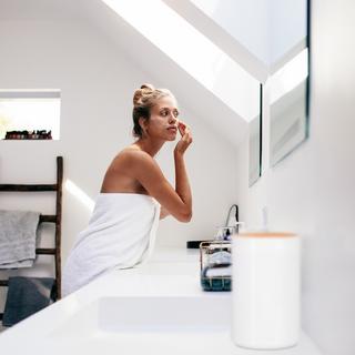 Northio Kosmetikkorb mit Schwenkdeckel aus Bambus  