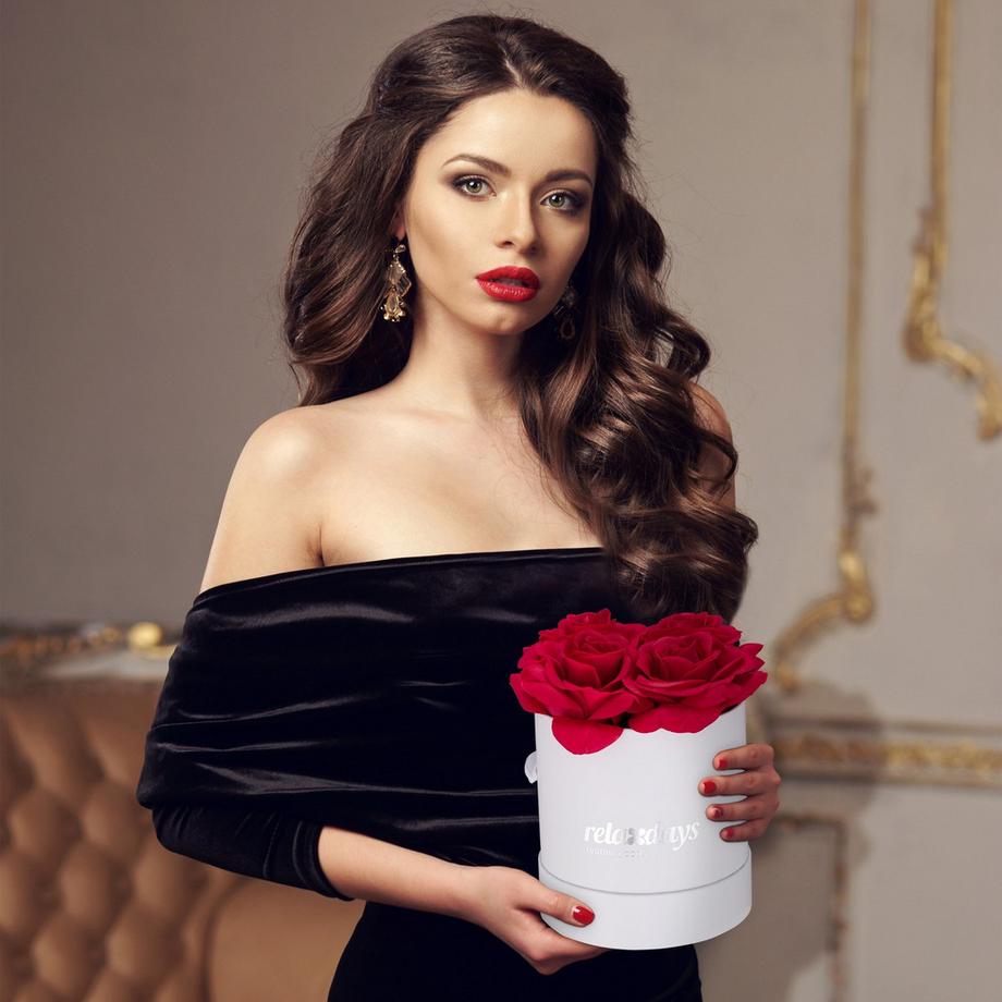 B2X Scatola rotonda bianca con 4 rose  