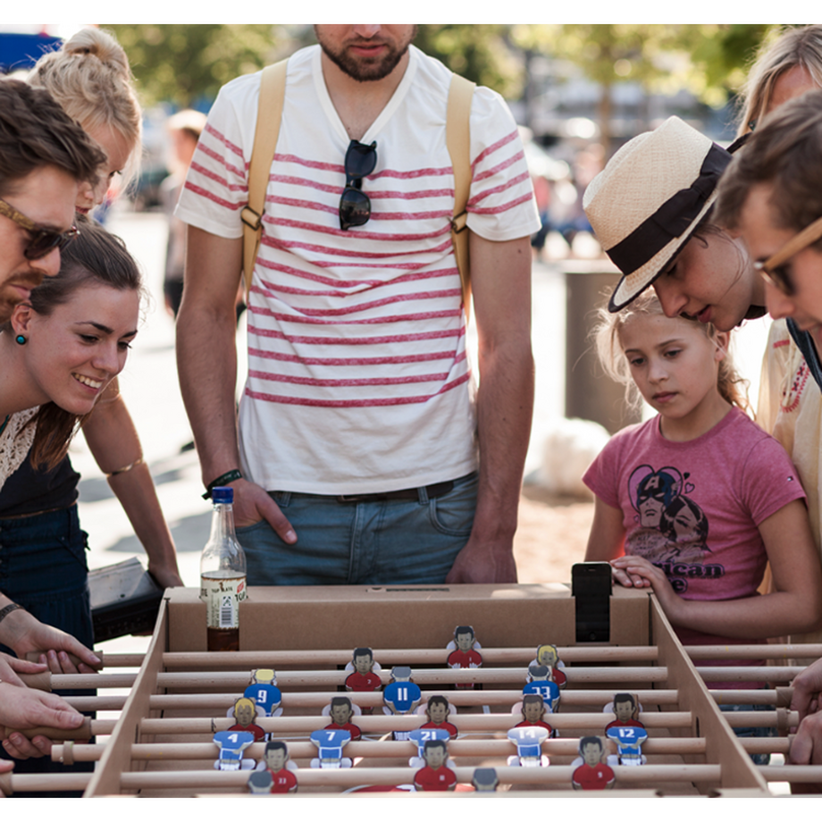 BINS AND BOXES  Table de baby-foot en carton 