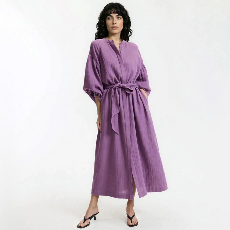 Langärmeliges Kleid mit Gürtel