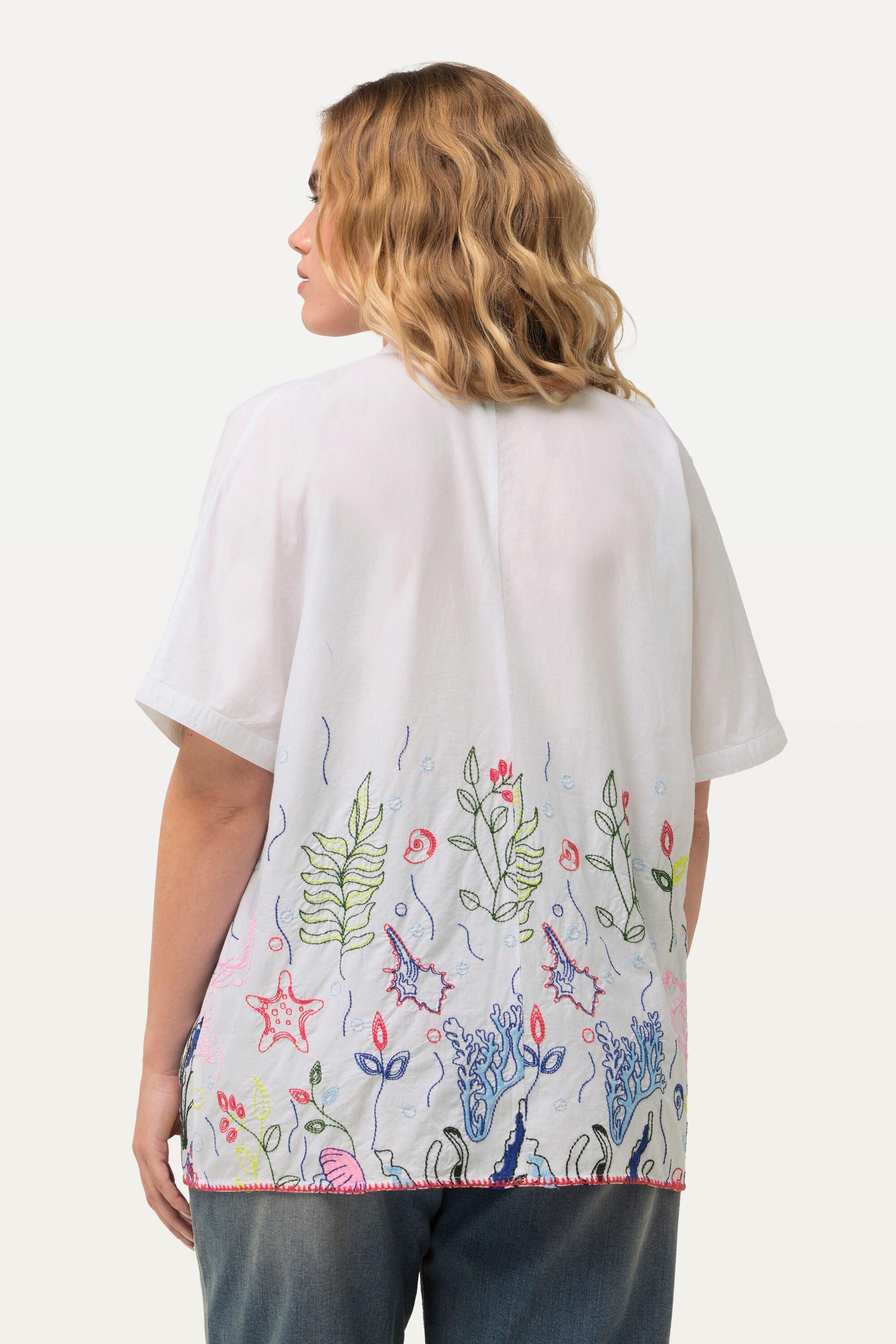 Ulla Popken  Blouse oversize avec broderies. Décolleté en V et manches courtes. 