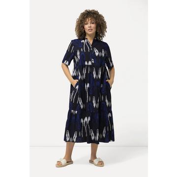 Robe midi motif cachemire. Silhouette en A évasée. Col chemise et manches courtes.