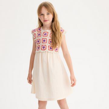 Ärmelloses Kleid mit gehäkeltem Plastron