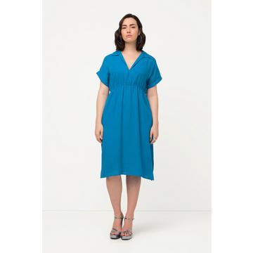 Robe à manches courtes. Col chemise, poches et col en V.