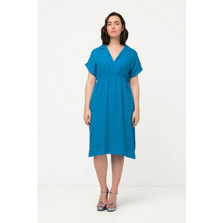 Ulla Popken  Robe à manches courtes. Col chemise, poches et col en V. 