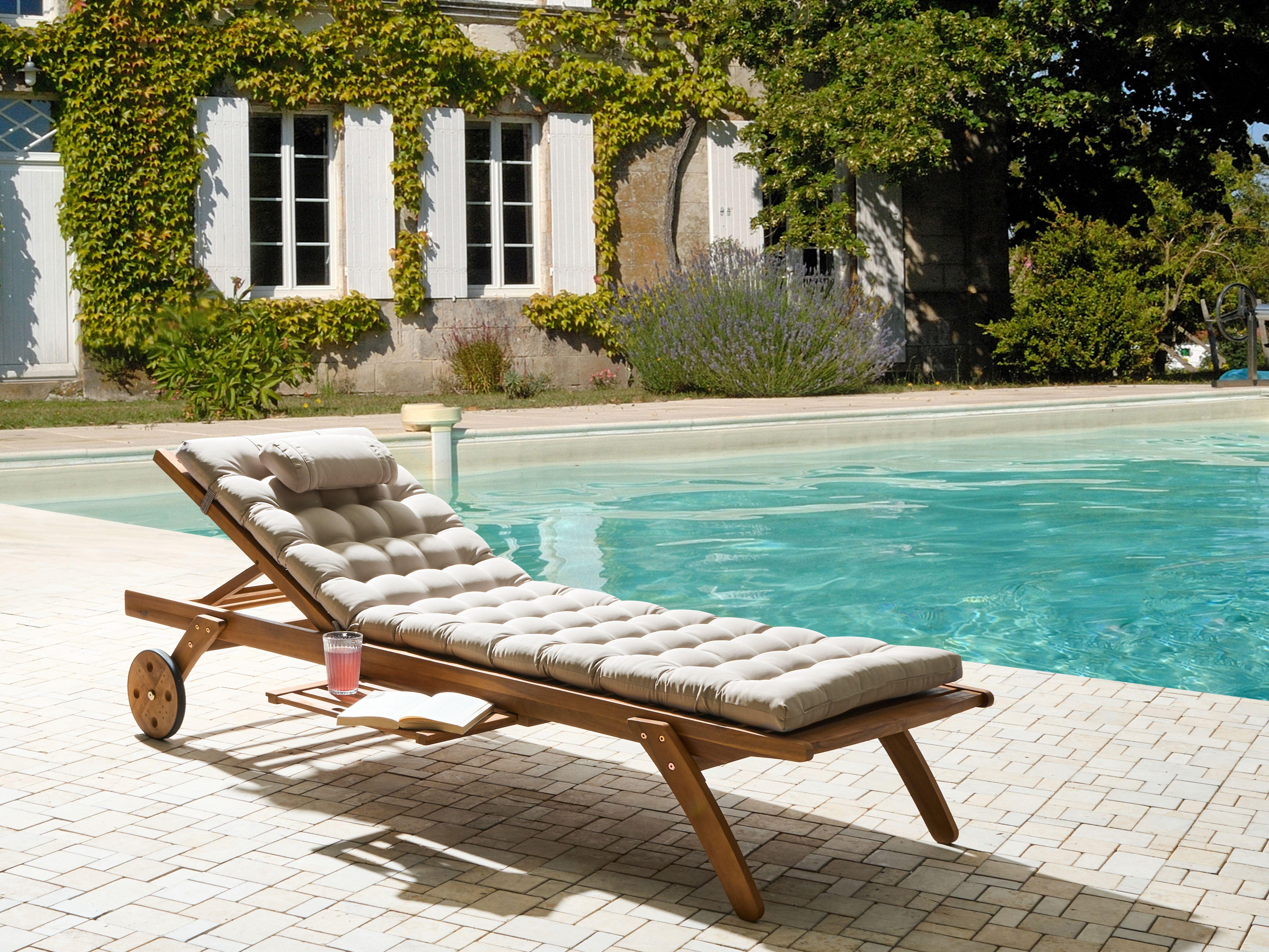 Beliani Sonnenliege mit Kissen aus Akazienholz Modern CESANA PREMIUM  