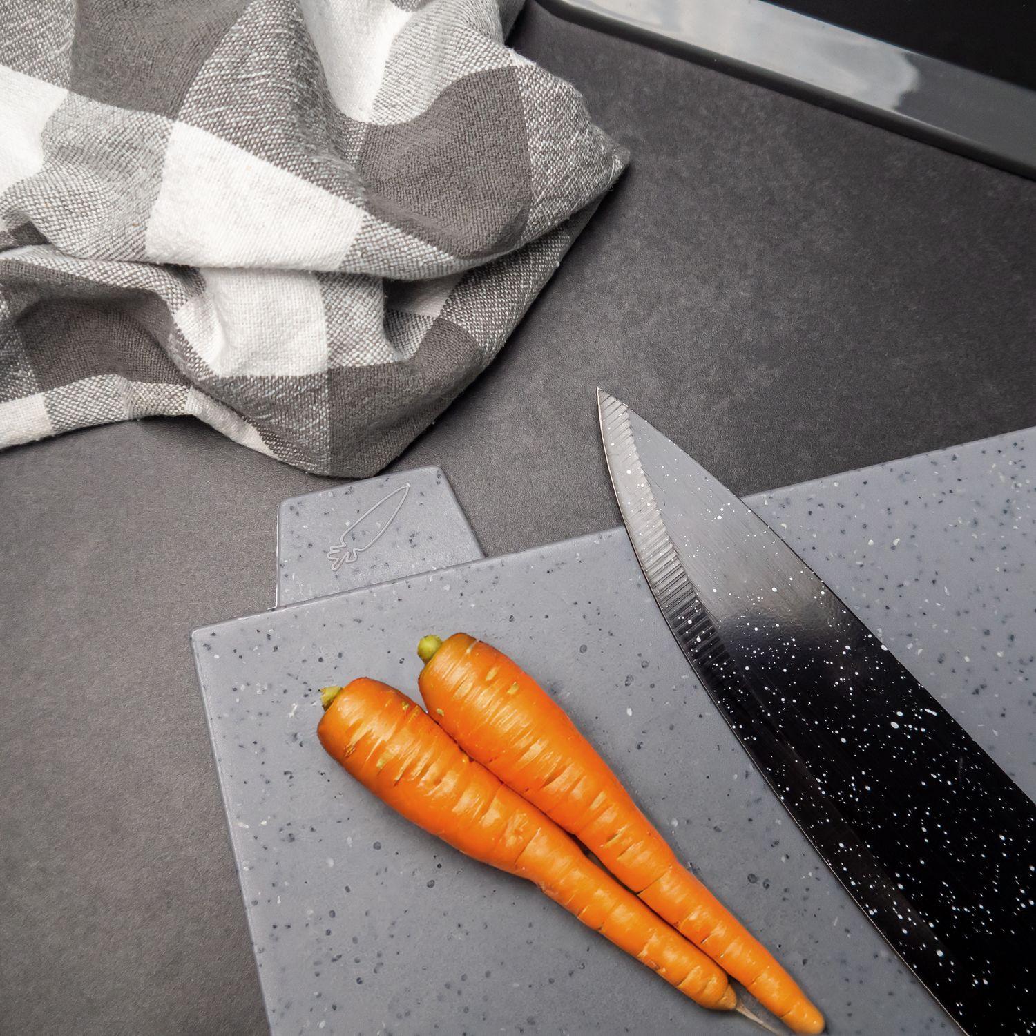 Intirilife Schneidebrett Set 5-teilig mit 4 Brettern und einer Halterung  