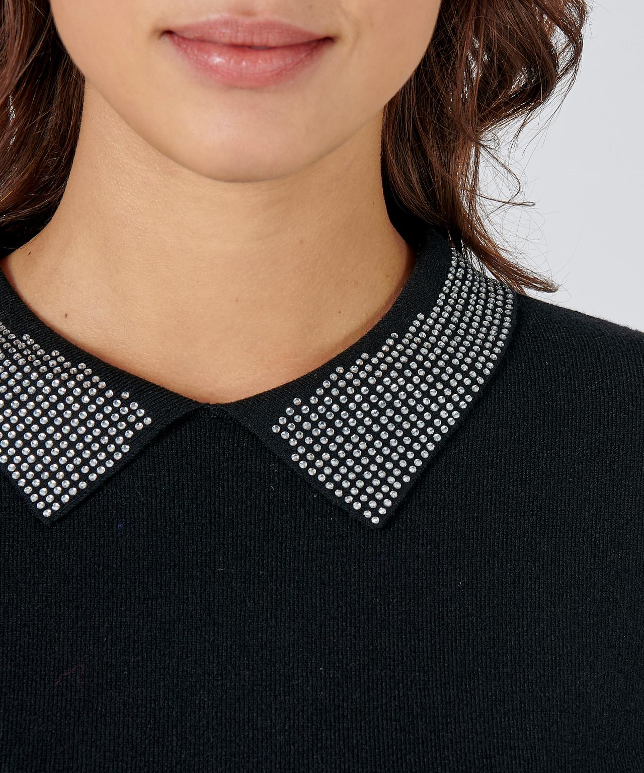 Damart  Pull avec bijoux au col polo, manches longues. 