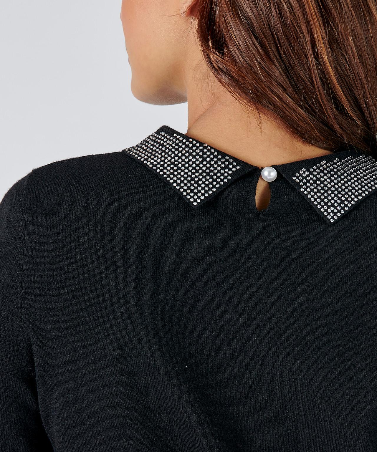 Damart  Pull avec bijoux au col polo, manches longues. 