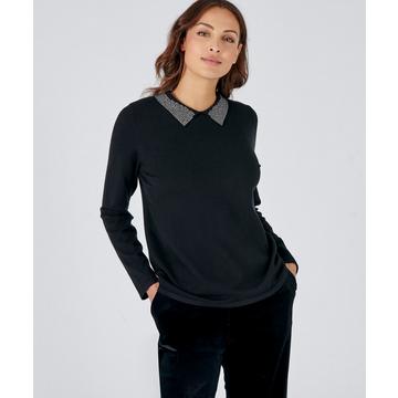 Pull avec bijoux au col polo, manches longues.