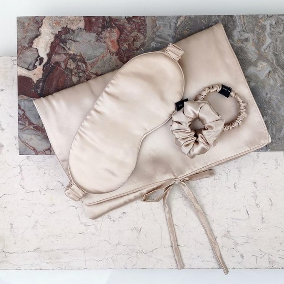 AILORIA  TRAVEL SET HAIR Tasche, Schlafmaske, Scrunchie S & Scrunchie M aus Seide 