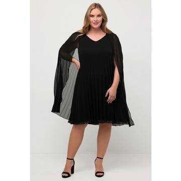 Robe cape sans manches. Silhouette en A, décolleté en V.