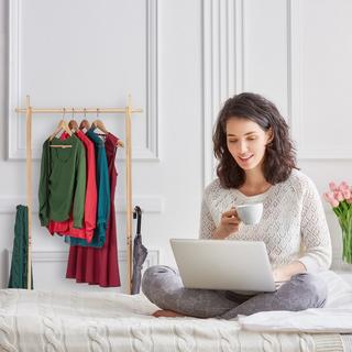 B2X Kleiderbügel aus Bambus mit Ablage  