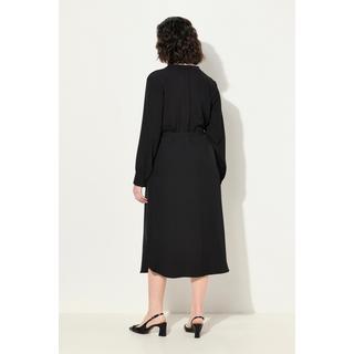 Ulla Popken  Robe midi à manches longues. Décolleté en V et ceinture à nouer. Poches. 