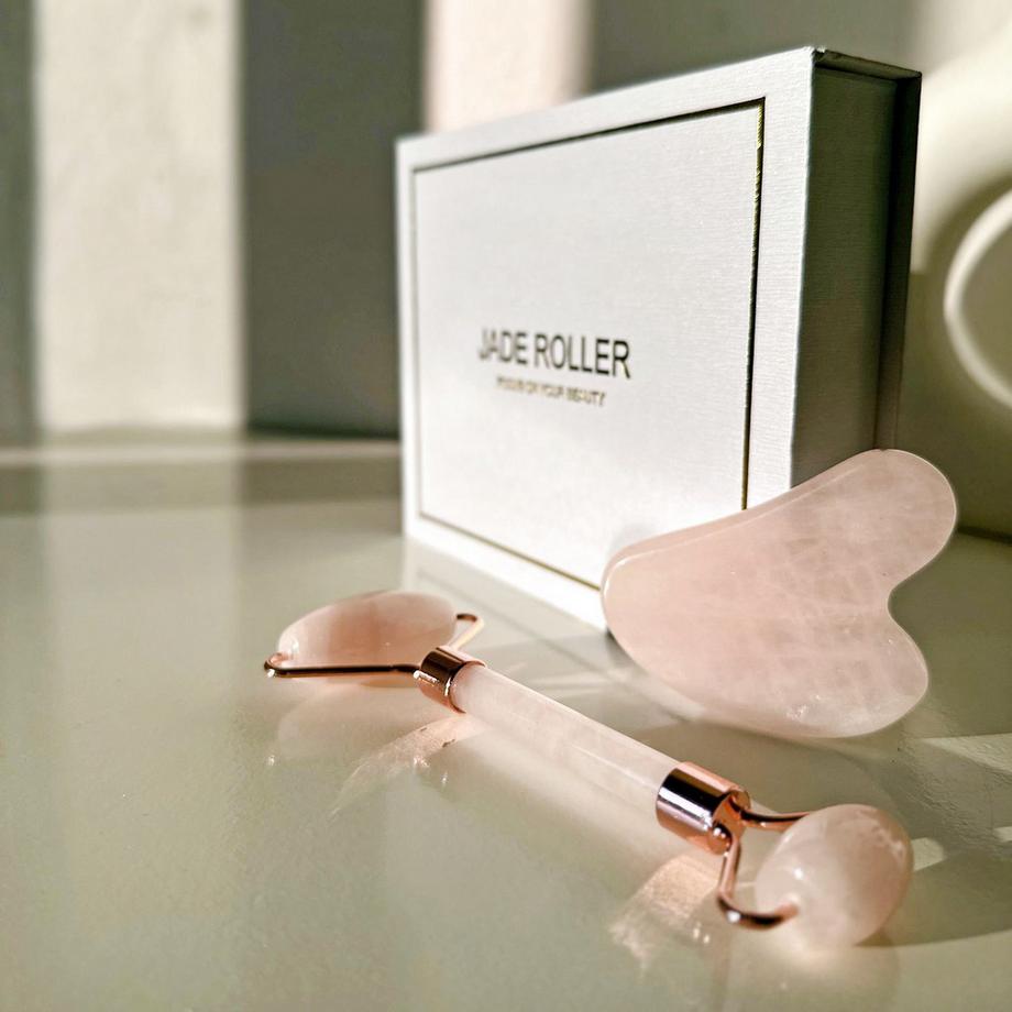 Intirilife  Intirilife 3-teiliges Gua Sha Gesichtsmassage Set Gesichtsroller aus natürlichen Rosenquarz 