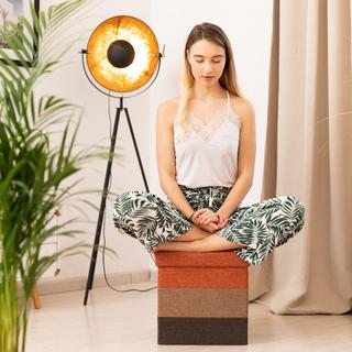 B2X Gepolsterter Hocker mit bunten Streifen  