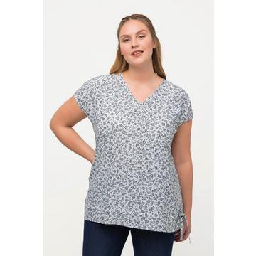 Blouse à fleurs. Décolleté en V, manches courtes. Cordon de serrage à la base.