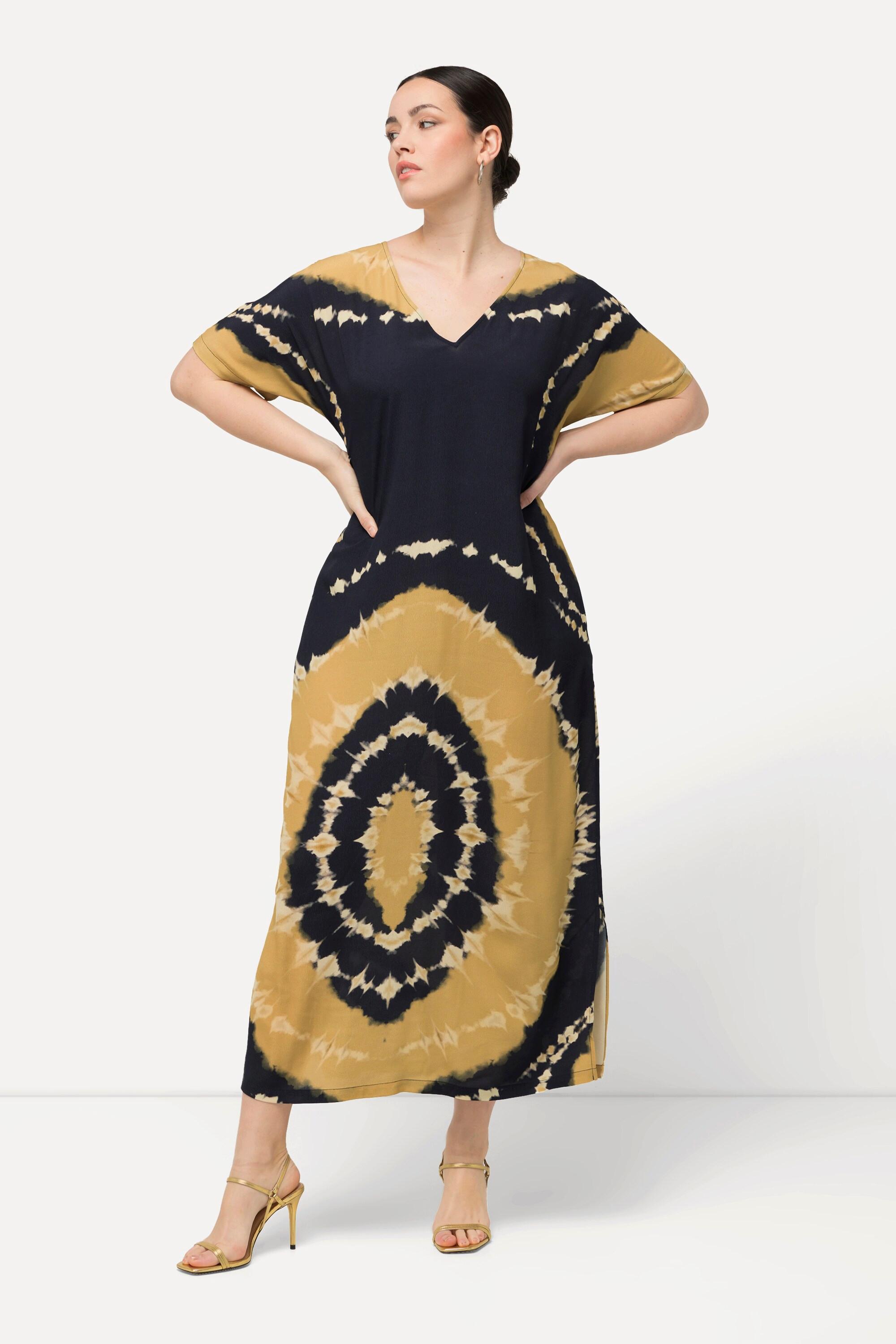 Ulla Popken  Robe maxi oversized à imprimé batik, avec décolleté en V et manches courtes 