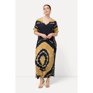 Ulla Popken  Robe maxi oversized à imprimé batik, avec décolleté en V et manches courtes 