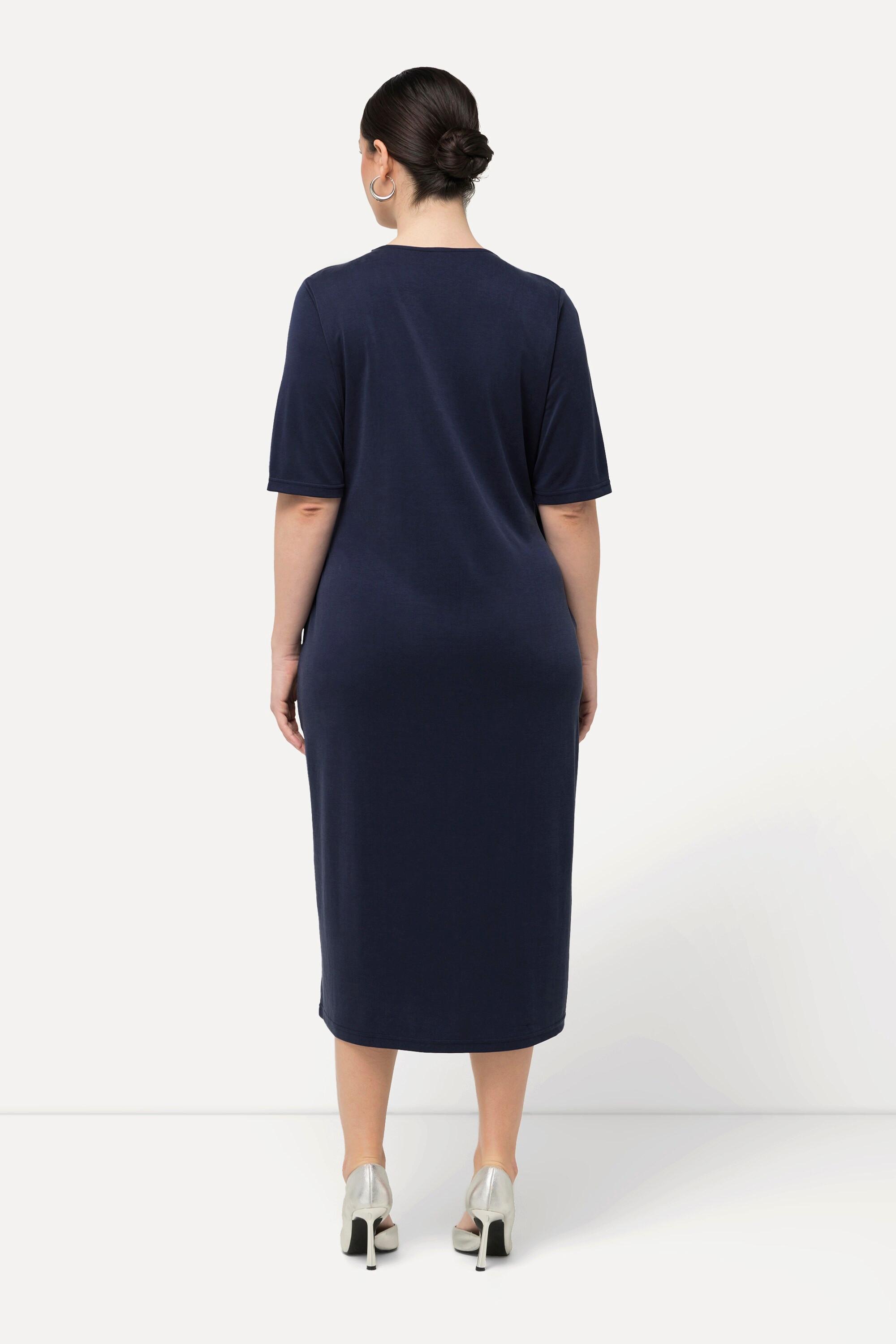 Ulla Popken  Robe midi avec poches et manches courtes. Décolleté en V, esprit cache-cœur. 