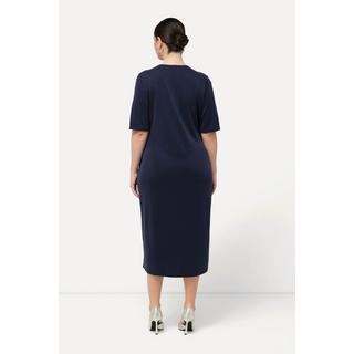 Ulla Popken  Robe midi avec poches et manches courtes. Décolleté en V, esprit cache-cœur. 