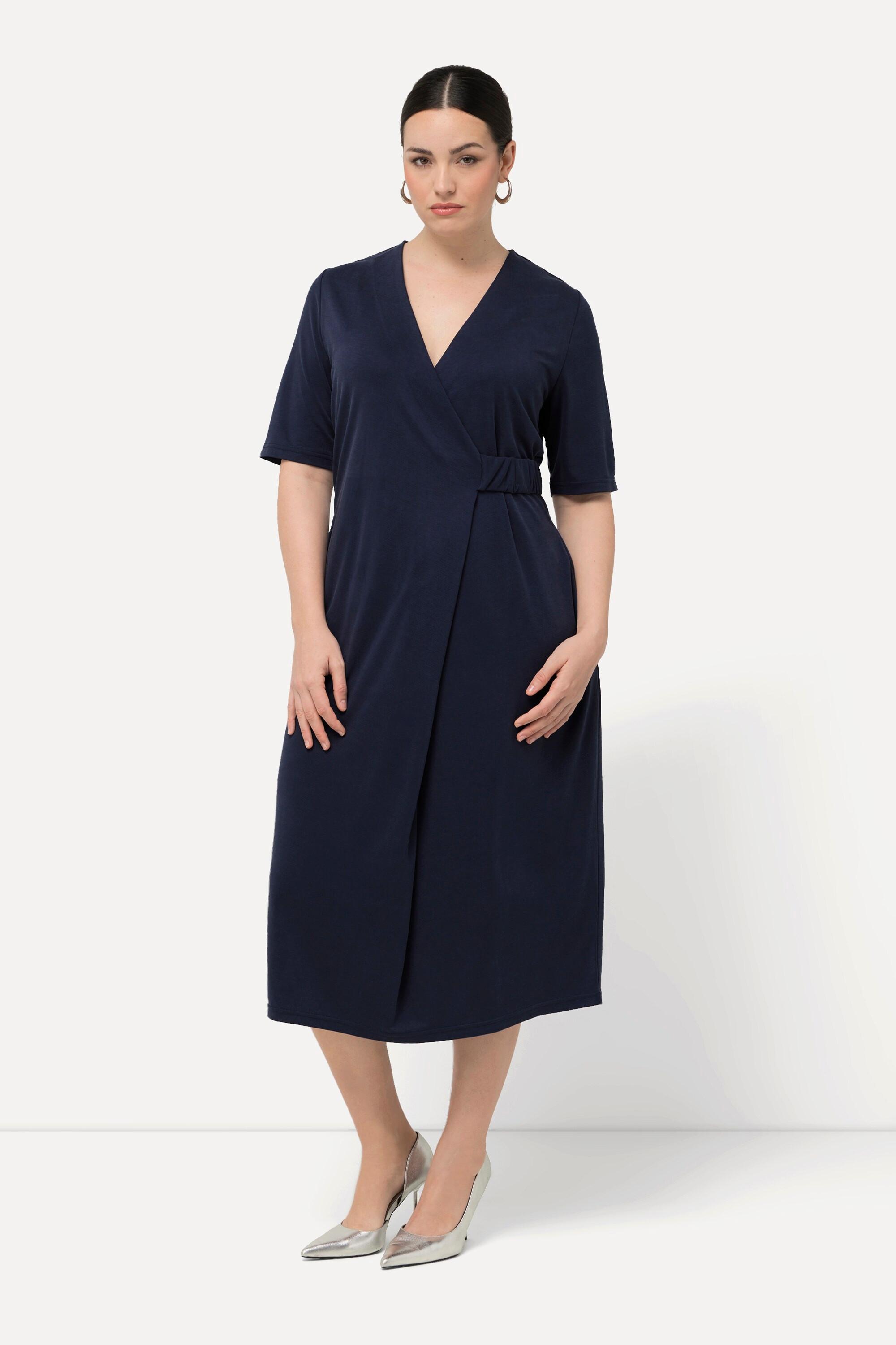 Ulla Popken  Robe midi avec poches et manches courtes. Décolleté en V, esprit cache-cœur. 