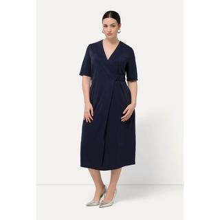 Ulla Popken  Robe midi avec poches et manches courtes. Décolleté en V, esprit cache-cœur. 