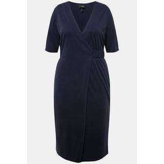 Ulla Popken  Robe midi avec poches et manches courtes. Décolleté en V, esprit cache-cœur. 