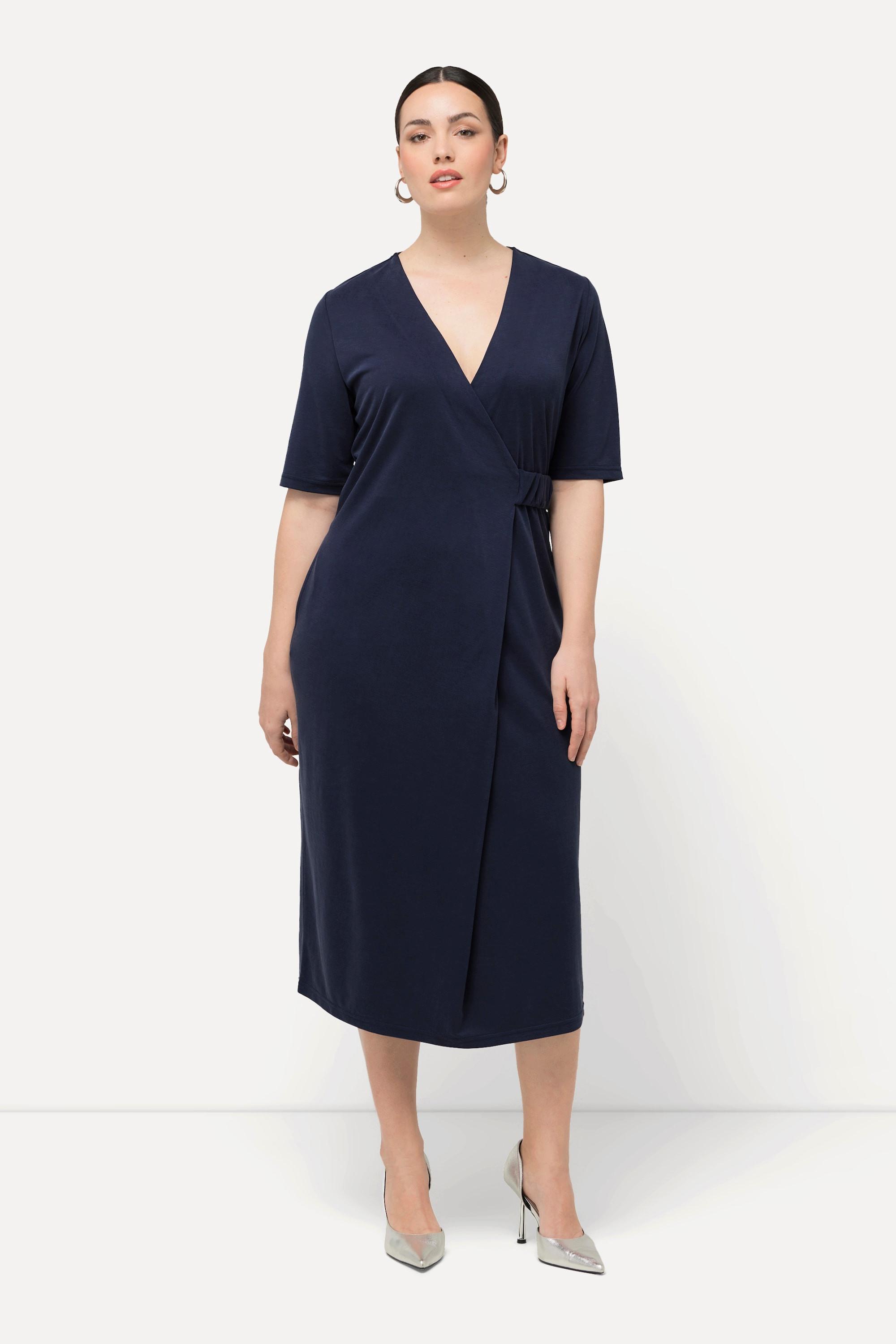 Ulla Popken  Robe midi avec poches et manches courtes. Décolleté en V, esprit cache-cœur. 