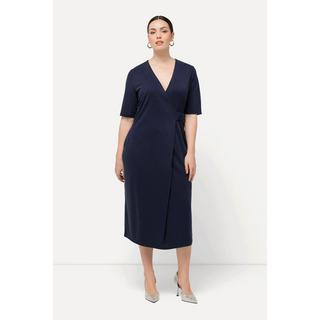 Ulla Popken  Robe midi avec poches et manches courtes. Décolleté en V, esprit cache-cœur. 