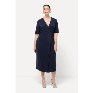 Robe midi avec poches et manches courtes. Décolleté en V, esprit cache-cœur.