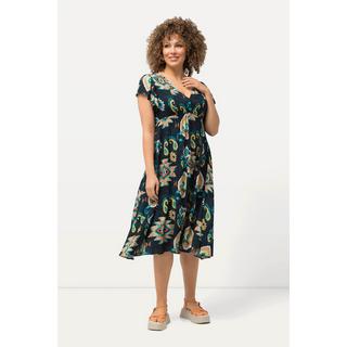 Ulla Popken  Robe midi avec manches courtes chauve-souris. Décolleté en V, esprit cache-cœur. 