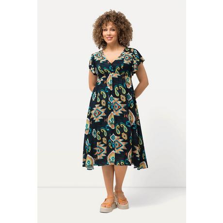 Ulla Popken  Robe midi avec manches courtes chauve-souris. Décolleté en V, esprit cache-cœur. 